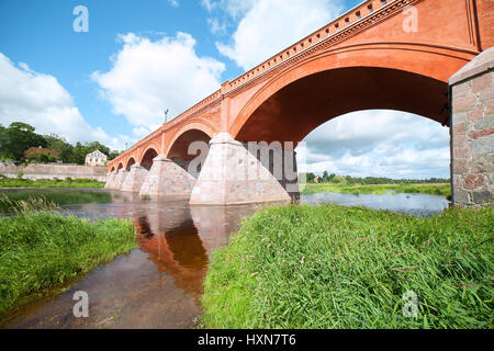 Alten Backsteinbrücke über Venta Fluß, Kuldiga, Lettland. Stockfoto