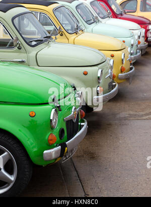 Blick auf mehrere klassische Fiat 500 Stadtautos, aufgereiht in der internationalen Fahrerlager bei der Silverstone Classic Medientag Stockfoto