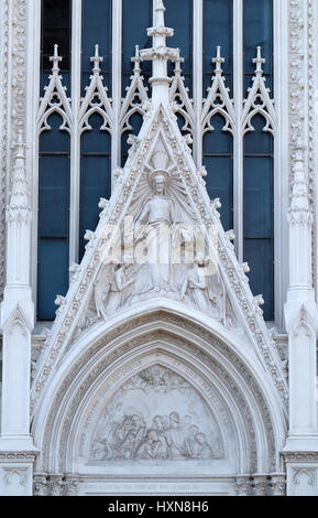 Herz-Jesu zwischen zwei Engeln, und Seelen des Fegefeuers unten Sacro Cuore del Suffragio Kirche in Rom, Italien Stockfoto