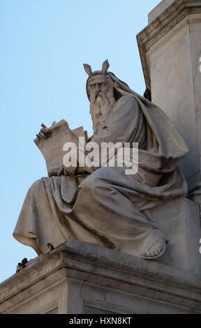 Die Moses-Statue auf der Spalte von der Unbefleckten Empfängnis von Ignazio Jacometti auf Piazza Mignanelli in Rom, Italien Stockfoto