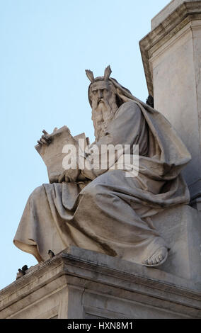 Die Moses-Statue auf der Spalte von der Unbefleckten Empfängnis von Ignazio Jacometti auf Piazza Mignanelli in Rom, Italien Stockfoto