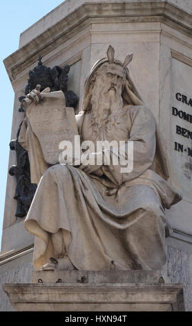 Die Moses-Statue auf der Spalte von der Unbefleckten Empfängnis von Ignazio Jacometti auf Piazza Mignanelli in Rom, Italien Stockfoto