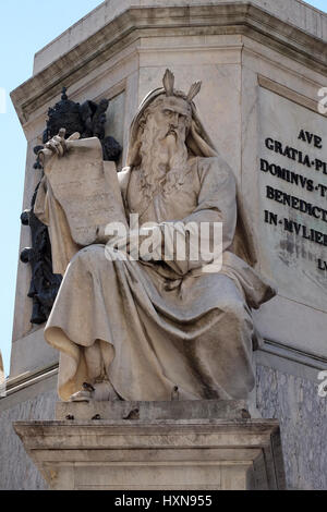 Die Moses-Statue auf der Spalte von der Unbefleckten Empfängnis von Ignazio Jacometti auf Piazza Mignanelli in Rom, Italien Stockfoto