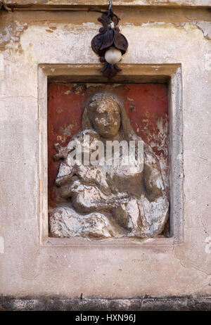 Bild der Jungfrau Maria mit dem Jesuskind auf der Fassade des Palastes in Rom, Italien Stockfoto