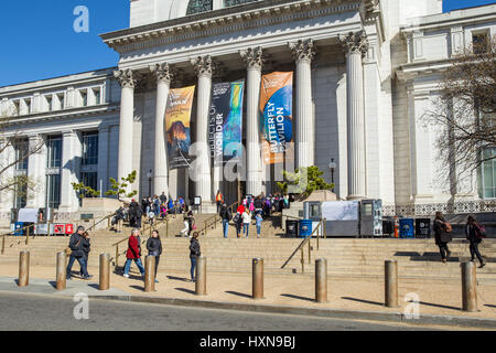 Touristen und Besucher betreten das Neo-klassischen National Museum of Natural History auf der National Mall in Washington, DC. Stockfoto