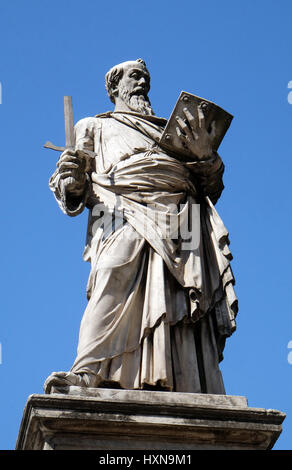 Statue des Apostels Paulus auf der Ponte Sant Angelo in Rom, Italien am 3. September 2016. Stockfoto