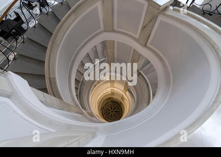 Der Marmor Wendeltreppe im Senat Debatte Saal, die zweite Kammer des polnischen Parlaments in Warschau, Polen. Stockfoto