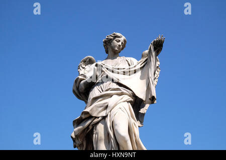 Statue des Engels mit dem Sudarium (Veronikas Schleier) von Cosimo Fancelli, Ponte Sant Angelo in Rom, Italien Stockfoto