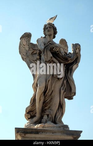 Statue des Engels mit dem Kleidungsstück und Würfel von Paolo Naldini, Ponte Sant Angelo in Rom, Italien Stockfoto