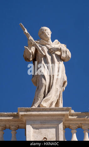 St. Bruno, Fragment der Kolonnade des St.-Peters-Basilika. Päpstliche Basilika von St. Peter im Vatikan, Rom, Italien Stockfoto