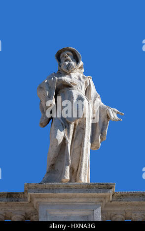 St. Franziskus von Paola, Fragment der Kolonnade des St.-Peters-Basilika. Päpstliche Basilika von St. Peter im Vatikan, Rom, Italien Stockfoto