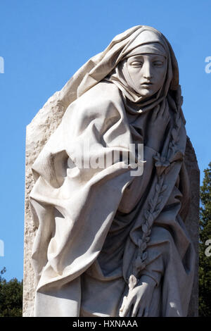 Statue der Heiligen Katharina von Siena in der Nähe von Sant Angelo Castle in Rom, Italien Stockfoto