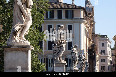 Die Ponte Sant'Angelo, eine Brücke über den Tiber in Rom, Italien Stockfoto