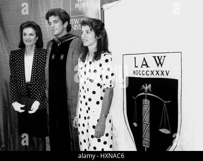 John mit seiner Mutter Jackie Onassis und seine Schwester Caroline Kennedy-Schlossberg bei seinem Abschluss an der New York University Law School in New York City.  © RTalensick / MediaPunch Stockfoto