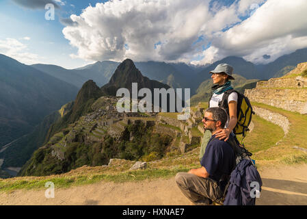 Umarmen paar stehen in der Betrachtung auf den Terrassen über Machu Picchu, das meistbesuchte Reiseziel in Peru. Höhenplan, getönt, desatur Stockfoto