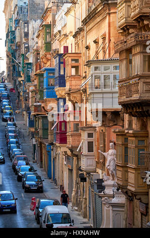 Valletta, MALTA - 24. Juli 2015-Blick auf die typische Street Valletta (St. Paul Street) mit traditionellen bunt Malteser Balkonen. Stockfoto