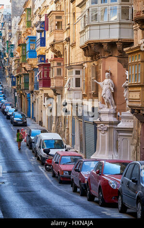 Valletta, MALTA - 24. Juli 2015-Blick auf die typische Street Valletta (St. Paul Street) mit traditionellen bunt Malteser Balkonen. Stockfoto