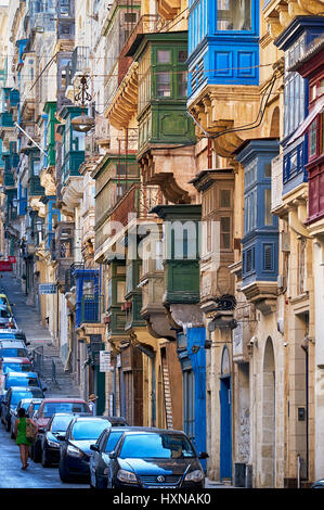 Valletta, MALTA - 24. Juli 2015-Blick auf die typische Street Valletta (St. Paul Street) mit traditionellen bunt Malteser Balkonen. Stockfoto