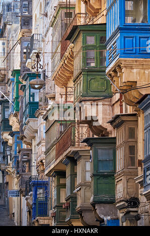 Valletta, MALTA - 24. Juli 2015-Blick auf die traditionellen bunt Malteser Balkone von der St.-Pauls-Straße, Valletta Stockfoto