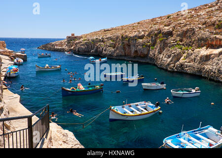 Wied Zurrieq Fjord, MALTA - 24. Juli 2015: Maltesischen Boote und Menschen schwimmen im Wasser in der Nähe von Blaue Grotte am Südende der Insel Malta Stockfoto