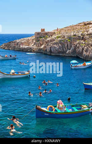 Wied Zurrieq Fjord, MALTA - 24. Juli 2015: Maltesischen Boote und Menschen schwimmen im Wasser in der Nähe von Blaue Grotte am Südende der Insel Malta Stockfoto