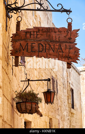 MDINA, MALTA - 29. Juli 2015: Das Aushängeschild der bekannten Restaurant Medina auf der Straße der alten Malta Hauptstadt Mdina. Stockfoto