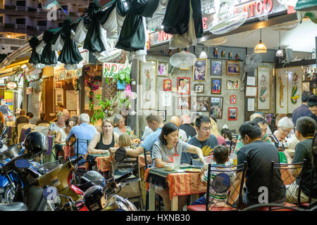 Thai-Restaurant in Hua Hin mit Trauer Bänder zu Ehren von König Bhumibol Adulyadei. Da Thailand trauern den König sind Zeichen der Erinnerung an den König Stockfoto