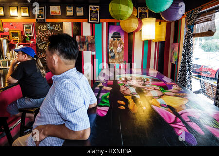 Orlando Florida, Pom Pom's Teehaus und Sandwicheria, Kaffeehaus, Café, Theke, Dekor, Asiaten ethnischen Einwanderer Minderheit, Erwachsene Erwachsene Mann Stockfoto