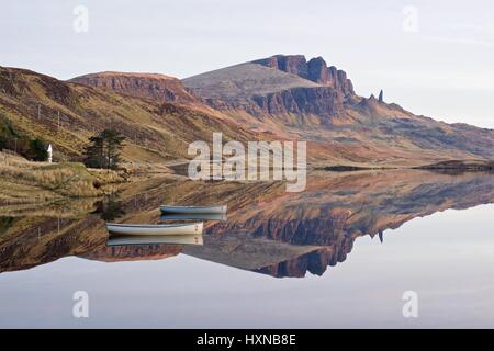 Eine seltene war noch Tag auf Skye bedeutete Loch Fada Spiegel immer noch so, dass des alten Mannes von Storr, spiegeln Stockfoto