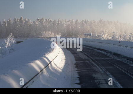 Über Fluss Byskeälven auf einem eisigen kalten Wintertag in Nordschweden-Lappland Stockfoto