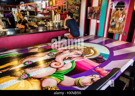 Orlando Florida, Pom Pom's Teehaus & Sandwicheria, Kaffeehaus, Café, Theke, Dekor, Theke, bemalter Tisch, Ganesha, Ganapati, innen, FL170222048 Stockfoto