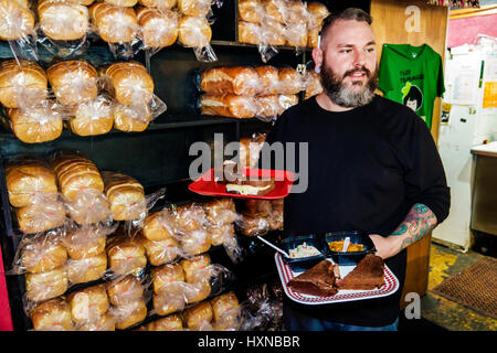 Orlando Florida, Pom Pom's Teehaus und Sandwicheria, Kaffeehaus, Café, Bäckerei, Brot, Brote, Erwachsene Erwachsene Männer Männer, Kellner Kellner Kellner Kellner Kellner Kellner Bedienung Stockfoto