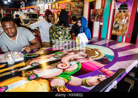 Orlando Florida, Pom Pom's Teehaus und Sandwicheria, Kaffeehaus, Café, Schwarze Schwarze Afrikanische Afrikaner ethnische Minderheit, Erwachsene Erwachsene Erwachsene Mann Männer, essen, pa Stockfoto