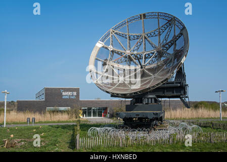 Parabolantenne des zweiten Weltkriegs Würzburg-Riese Radar, Raversyde Atlantikwall / Freilichtmuseum Atlantikwall in Raversijde, West-Flandern, Belgien Stockfoto