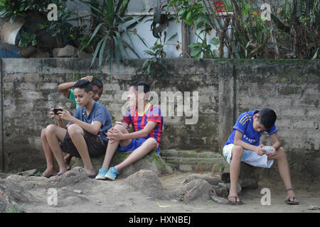 Kinder in Nicaragua aussen mit smartphones Stockfoto