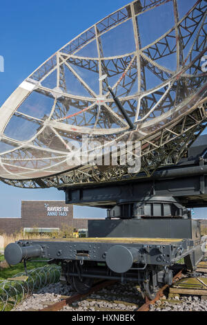 Parabolantenne des zweiten Weltkriegs Würzburg-Riese Radar, Raversyde Atlantikwall / Freilichtmuseum Atlantikwall in Raversijde, West-Flandern, Belgien Stockfoto