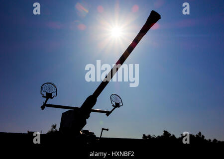 Lauf und Spinne Sehenswürdigkeiten der Flak 28 / Bofors 40 mm gun Raversyde Atlantikwall / Freilichtmuseum Atlantikwall in Raversijde, West-Flandern, Belgien Stockfoto