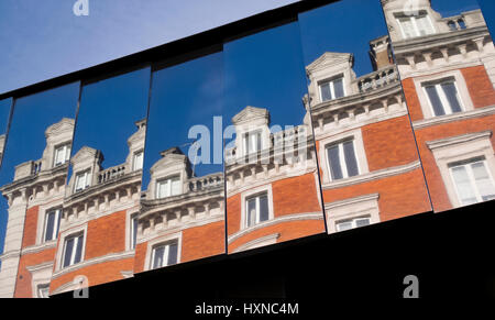 London, Covent Garden zu reflektieren. 67 Spiegel umwickelt die Ostfassade des Marktes während seiner Verwandlung. London Stockfoto