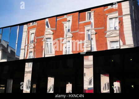 London, Covent Garden zu reflektieren. 67 Spiegel umwickelt die Ostfassade des Marktes während seiner Verwandlung. London Stockfoto