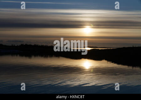 Ruhig am Meer Sonnenuntergang in Kjerringy, im Norden von Norwegen Stockfoto