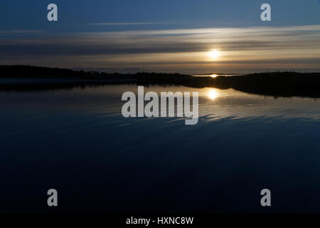 Ruhig am Meer Sonnenuntergang in Kjerringy, im Norden von Norwegen Stockfoto