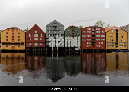 Bunte Häuser direkt am Wasser, Trondheim, Norwegen Stockfoto