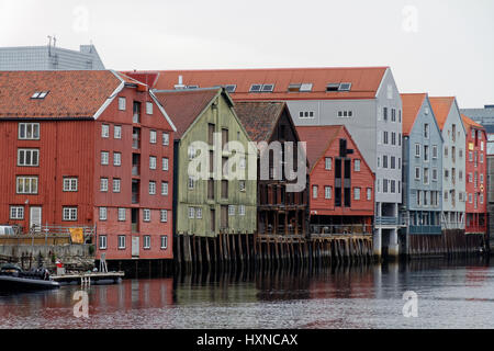 Bunte Häuser direkt am Wasser, Trondheim, Norwegen Stockfoto