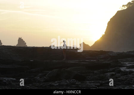 Orange-Sonnenuntergang am Meer Stockfoto