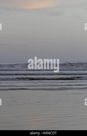 Leeren Strand bei Sonnenuntergang neben Meer Stockfoto