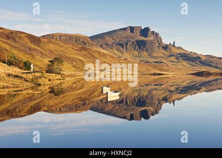 Eine seltene war noch Tag auf Skye bedeutete Loch Fada Spiegel immer noch so, dass des alten Mannes von Storr, spiegeln Stockfoto