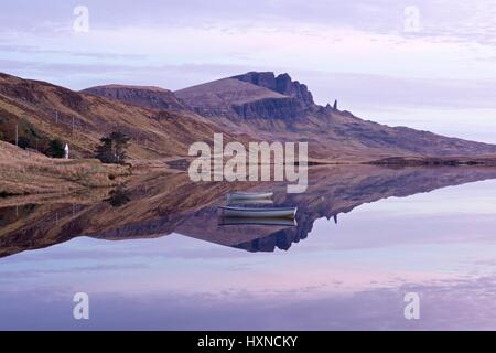 Eine seltene war noch Tag auf Skye bedeutete Loch Fada Spiegel immer noch so, dass des alten Mannes von Storr, spiegeln Stockfoto