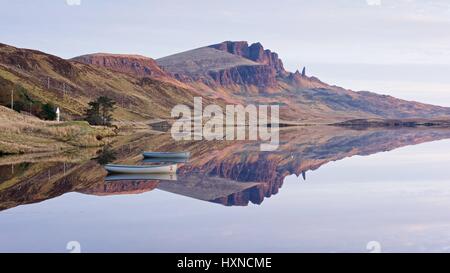 Eine seltene war noch Tag auf Skye bedeutete Loch Fada Spiegel immer noch so, dass des alten Mannes von Storr, spiegeln Stockfoto