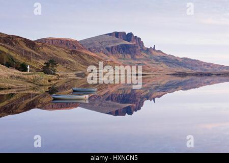 Eine seltene war noch Tag auf Skye bedeutete Loch Fada Spiegel immer noch so, dass des alten Mannes von Storr, spiegeln Stockfoto