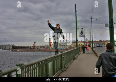 St. Petersburg, Russland - 22. April 2006: Unbekannter Mann riskierte sein Leben, Brüstung, Birzhevoy Brücke weiterzugeben. Stockfoto